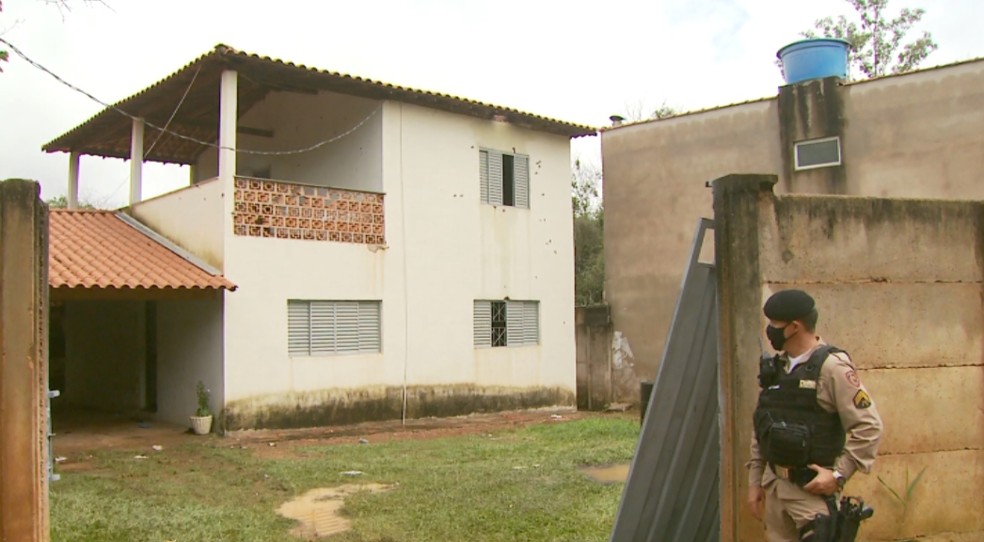 PM diz que sacada era utilizada para suspeitos verificarem movimentação fora do sítio em Varginha (MG) — Foto: Reprodução/EPTV