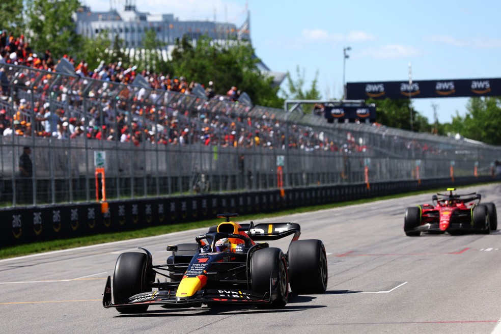 Max Verstappen defendeu-se de Carlos Sainz nos giros finais do GP do Canadá — Foto: Clive Rose/Getty Images