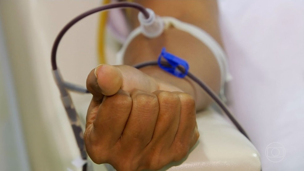 Homem doa sangue, em imagem de arquivo   — Foto: Jornal Nacional/ reprodução