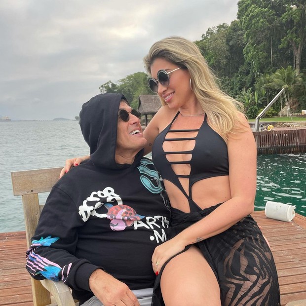 Sérgio Mallandro com a namorada Danielly Borges em Angra dos Reis (Foto: Reprodução/Instagram)