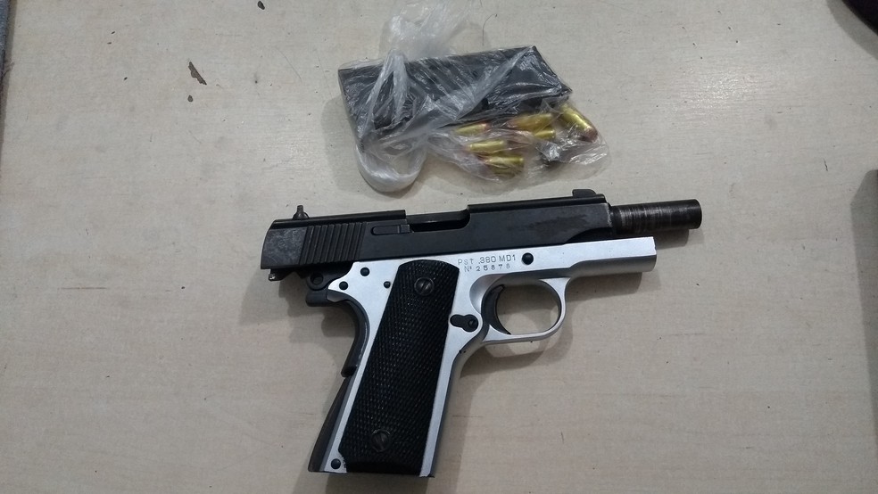 Homem E Preso Por Porte Ilegal De Arma Ao Pilotar Na Contra Mao Em Porto Velho Rondonia G1 O policial desferiu três tiros a queima roupa, e o mesmo morreu no local. homem e preso por porte ilegal de arma