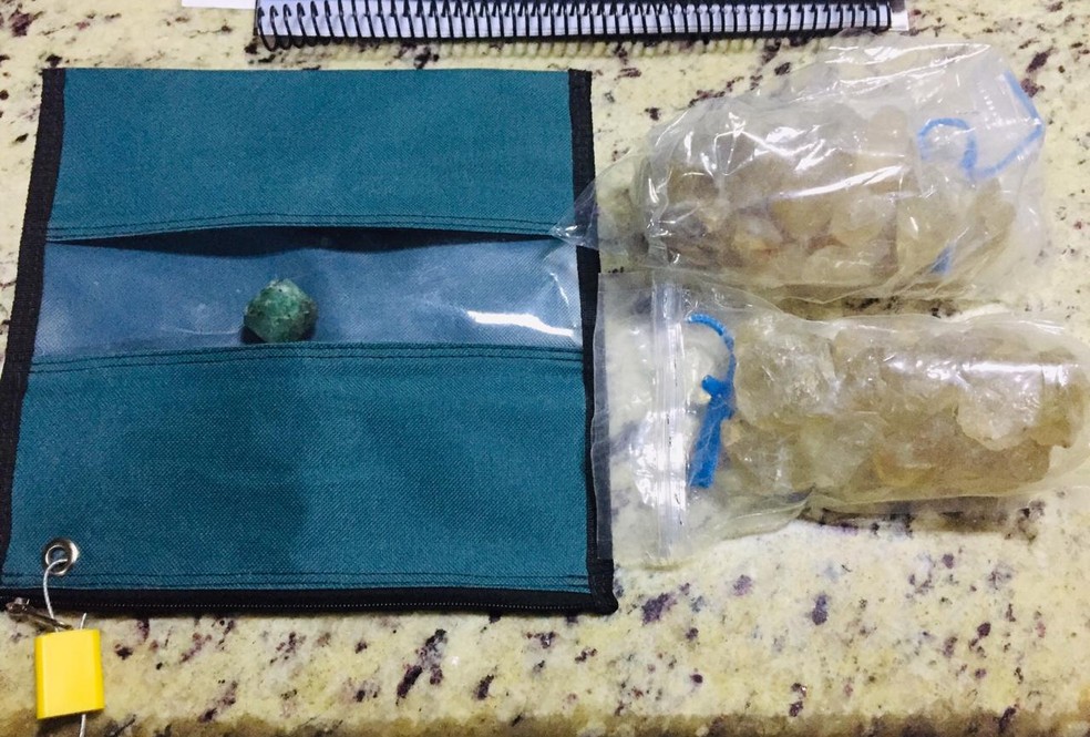 Pedras preciosas foram apreendidas — Foto: Polícia Militar/Divulgação