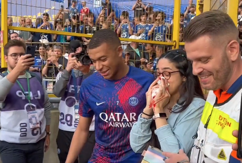 Mbapp&eacute; acerta torcedora com bolada e vai pedir desculpas na arquibancada;  veja