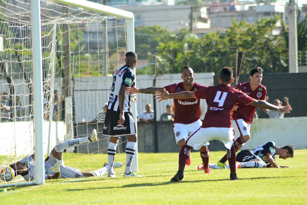 Edinho comemora o gol da Desportiva (Foto: Henrique Montovanelli)