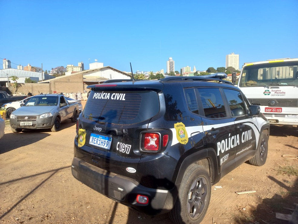 Operação contou com a participação de 20 policiais civis em Araxá  — Foto: g1