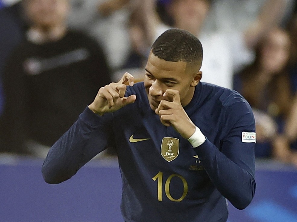 Kylian Mbappe comemora o gol em França x Áustria — Foto: REUTERS/Christian Hartmann