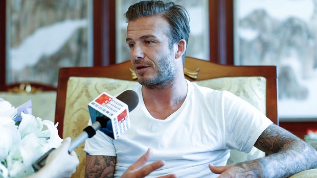 Beckham leva tombo ao cobrar falta em evento na China