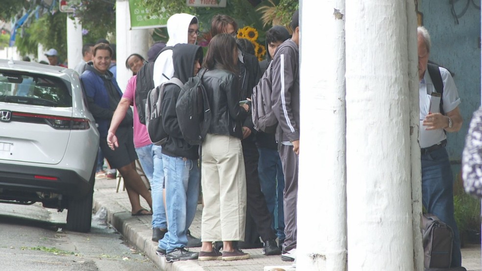 Amigos, familiares e alunos durante vel&oacute;rio da professora morta em ataque  &mdash; Foto: Reprodu&ccedil;&atilde;o/TV Globo