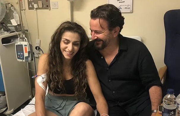 Bex foi diagnosticada com câncer de intestino aos 29 anos e os médicos disseram que ela só viveria mais um ano (Foto: Reprodução/ Daily Mail)