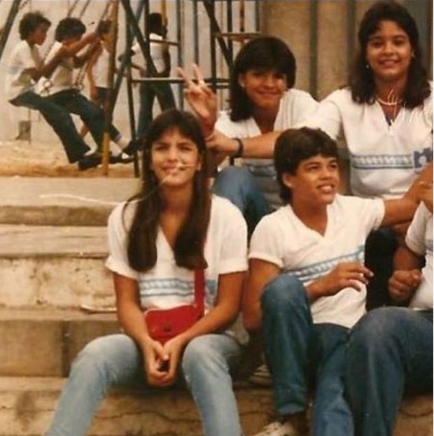 Ivete Sangalo na adolescência com os amigos de escola (Foto: Reprodução Instagram)