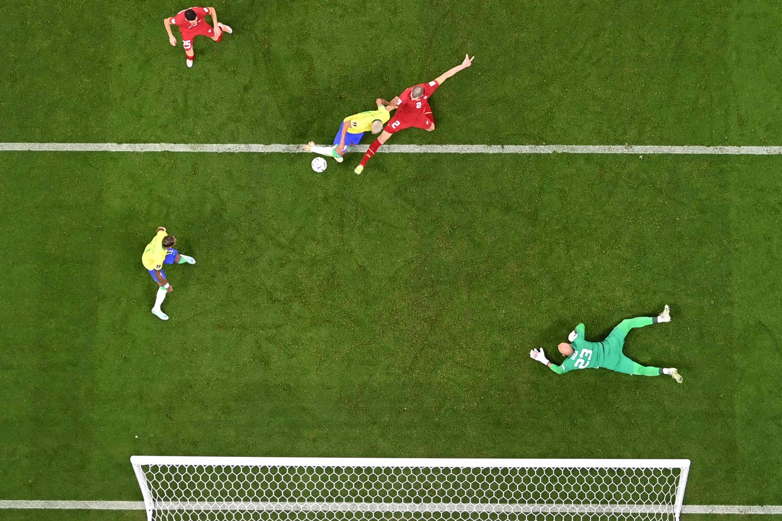 Richarlison celebra primeiro gol na Copa do Mundo pelo Brasil, contra a Sérvia — Foto: AFP
