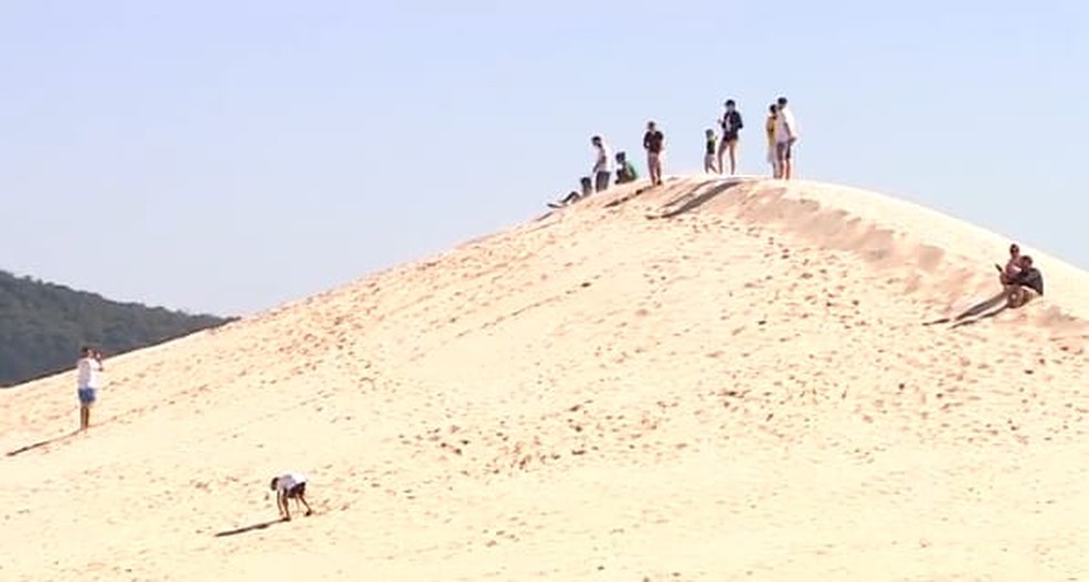 Dunas ficaram cheias em Florianópolis, mesmo com proibição de ficar em locais públicos — Foto: NSC TV/Reprodução