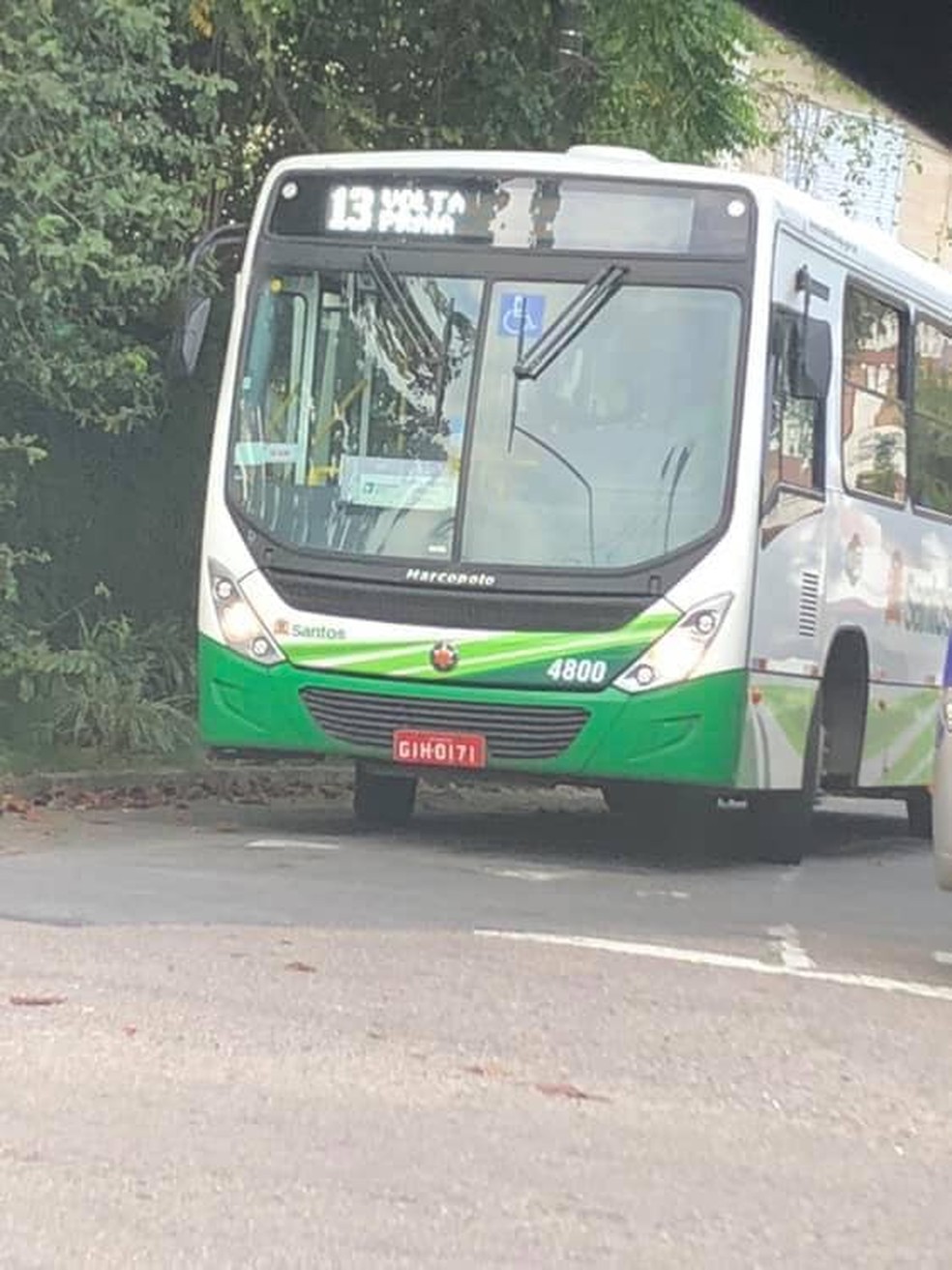 Motorista parou ônibus para ajudar passageira em Santos, SP — Foto: Reprodução