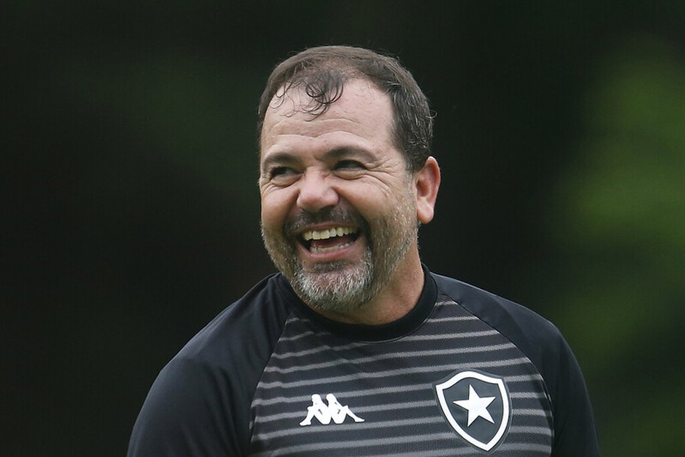 Enderson Moreira espera seguir sorrindo no Botafogo — Foto: Vitor Silva/Botafogo