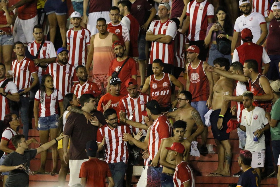 Confus&atilde;o na torcida do N&aacute;utico ap&oacute;s rubro-negros infiltrados  &mdash; Foto: Marlon Costa / Pernambuco