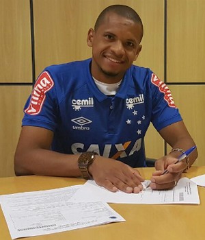 Apresentado, Edimar reconhece importância de Bento em sua volta ao Cruzeiro: O aval foi dele