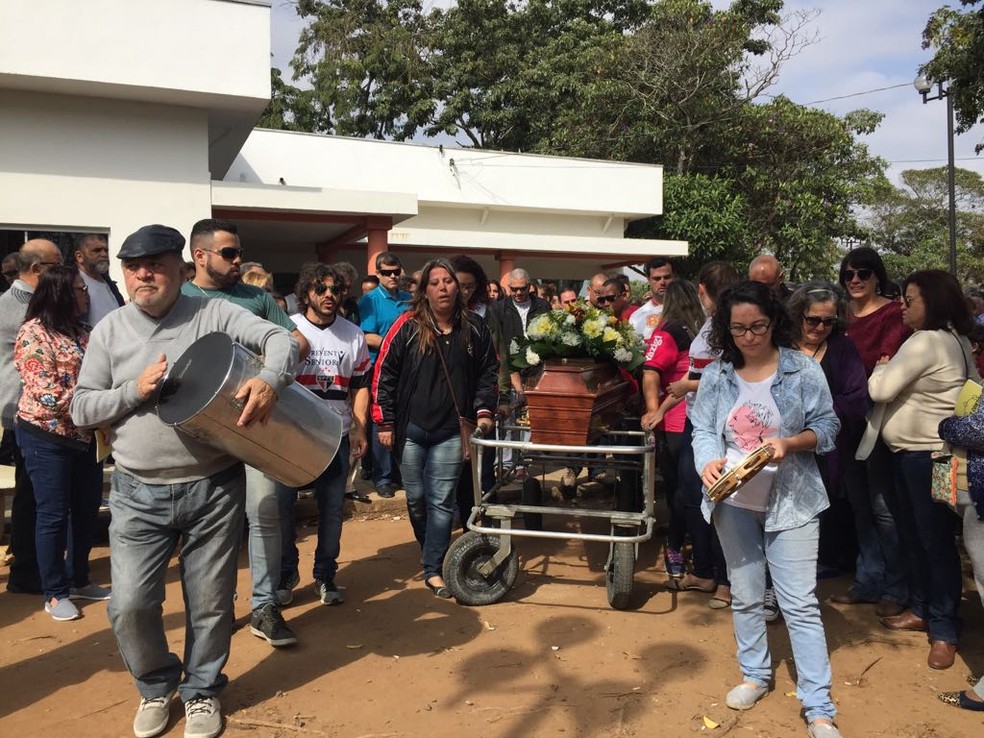 Amigos e familiares enterraram Ruy ao som de samba (Foto: Vanessa Vantine/TV Vanguarda)