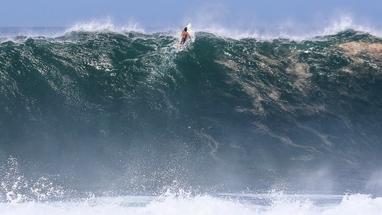 Nazaré é aqui: ondas atingem dez metros em Itacoatiara e faz a alegria de surfistas; veja fotos