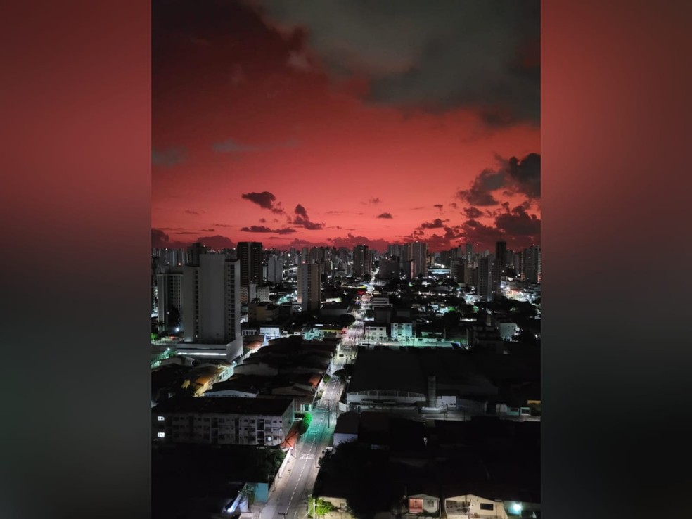Registro do céu avermelhado no Bairro Joaquim Távora, em Fortaleza. — Foto: Arquivo pessoal