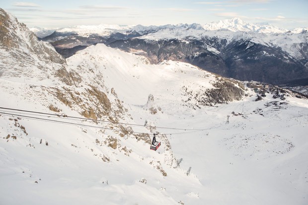 O teleférico visto do alto: hóspedes passarão noite em ponto mais alto de montanha, a 2,7 mil metros (Foto: The Grosby Group)