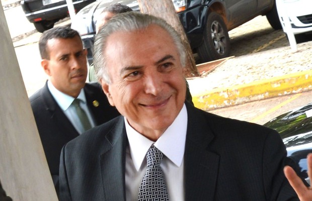 O vice-presidente Michel Temer chega à Vice-Presidência onde recebeu parlamentares e empresários em Brasília (Foto: Antônio Cruz/Agência Brasil)