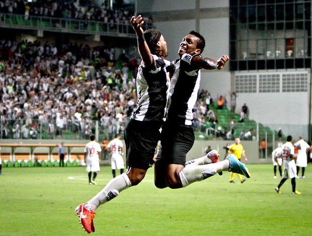 Ronaldinho e Jô comemoração Atlético-MG jogo São Paulo (Foto: Bruno Cantini / Site Oficial do Atlético-MG)