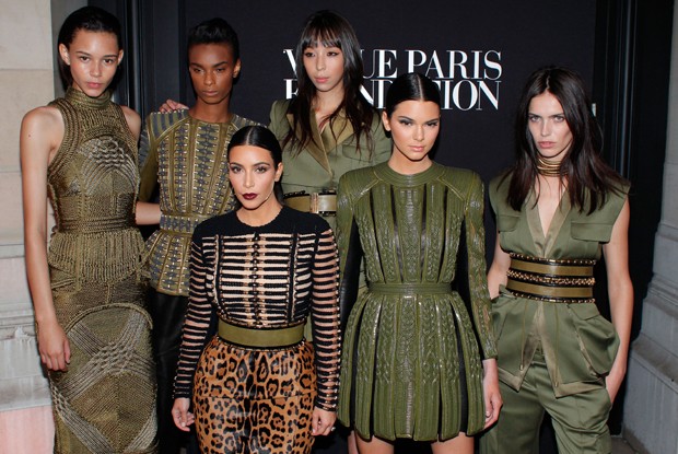Kim Kardashian e Kendall Jenner posam com modelos (Foto: AP)