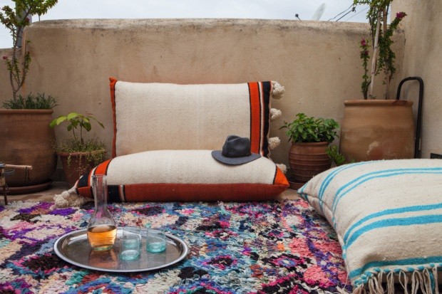 Almofadas em estilo marroquino ajudam a decorar o terraço (Foto: Lufe Gomes / Editora Globo)