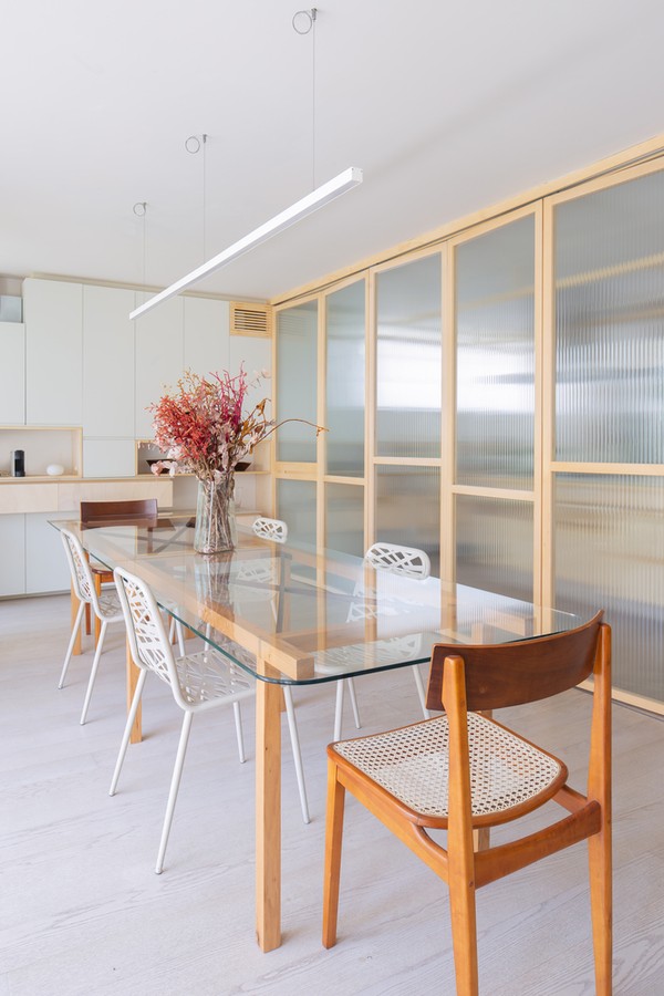 Décor do dia: sala de jantar com portas de vidro pivotantes e inspiração japonesa (Foto: André Mortatti)