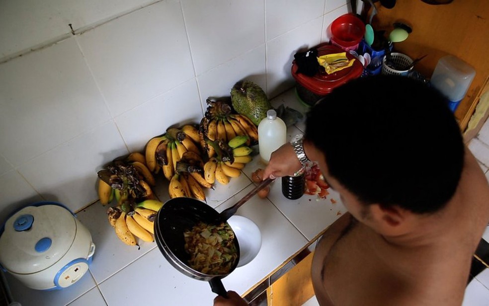 Sempre que pode, Aditya anda nu (Foto: BBC)