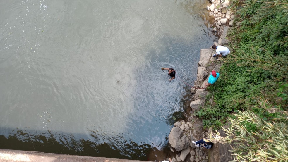 Filho durante buscas pelo pai no Rio Piracicaba, em Santa Bárbara d'Oeste — Foto: Cláudio Mariano/ Santa Bárbara em Foco