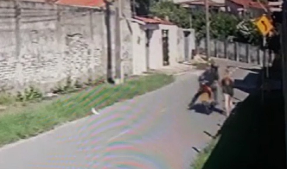 Jovem foi atingida com um tapa na bunda por um motociclista quando caminhava em uma rua do Bairro Ellery, em Fortaleza — Foto: Reprodução