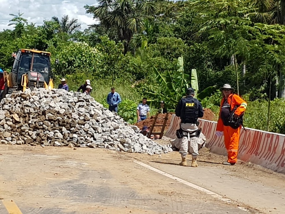 DNIT e PRF trabalharam no local para recuperar a via o mais r&aacute;pido poss&iacute;vel.  &mdash; Foto: Divulga&ccedil;&atilde;o/PRF