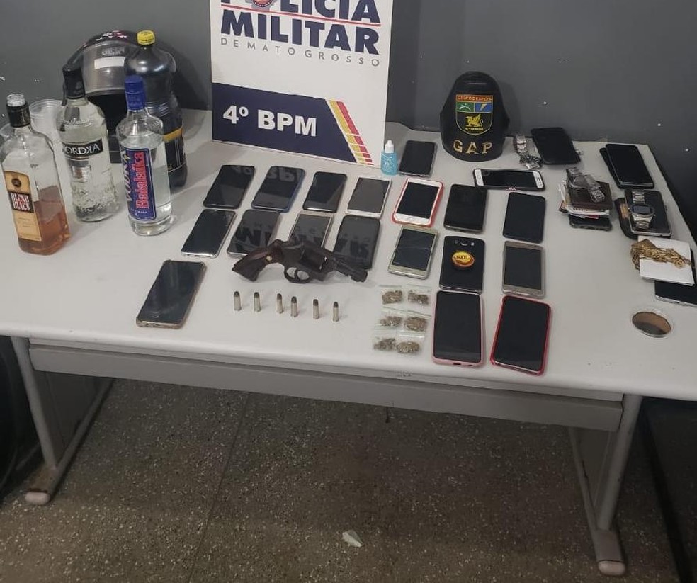 Objetos e celulares apreendidos na festa clandestina — Foto: Polícia Militar de Mato Grosso/Assessoria