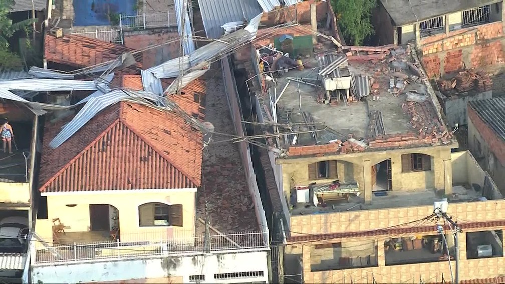 Telhas voaram e atingiram outras casas após vendaval em São Gonçalo, na Região Metropolitana do Rio de Janeiro — Foto: Reprodução/ TV Globo