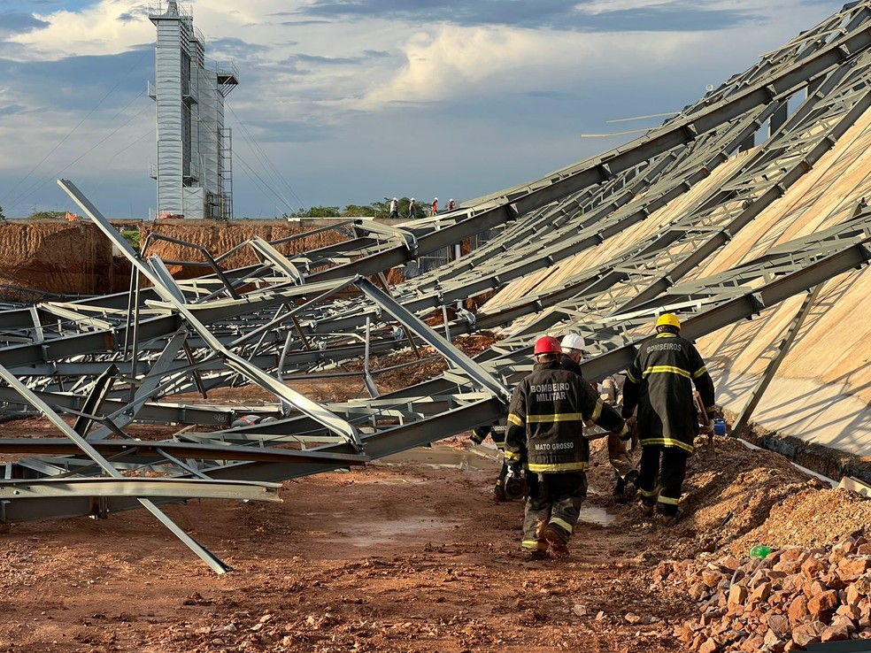 Estrutura cedeu e matou dois trabalhadores em Rondonópolis (MT).  — Foto: Corpo de Bombeiros/Cedida