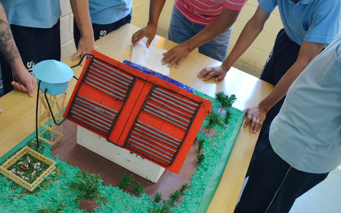 Adolescentes da Fundação Casa apresentam o projeto do aquecedor solar ao diretor de Obras de Batatais