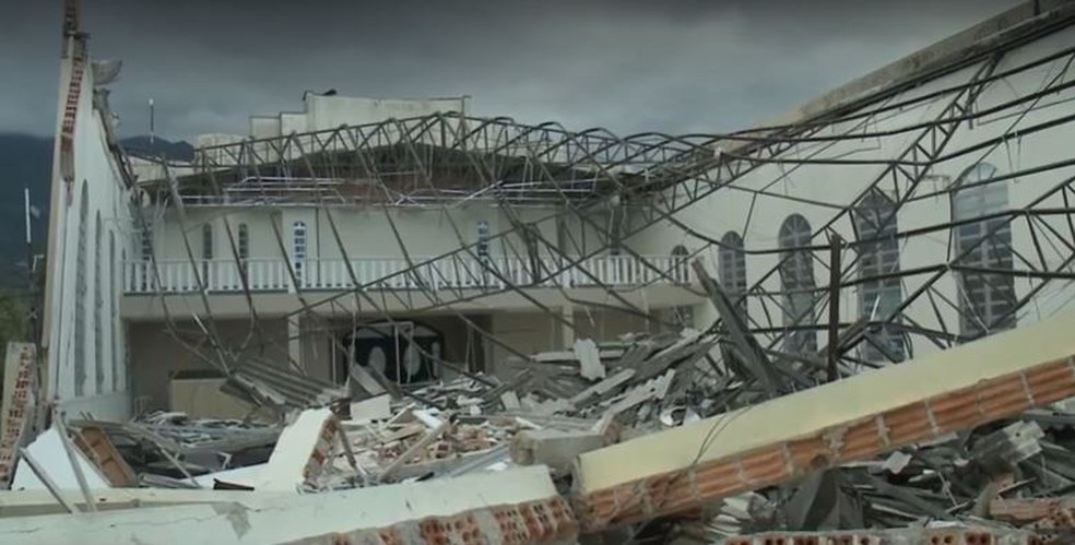 Vídeo mostra igreja sendo destruída por 'ciclone bomba' em Garuva, no Norte catarinense — Foto: NSC TV/Reprodução