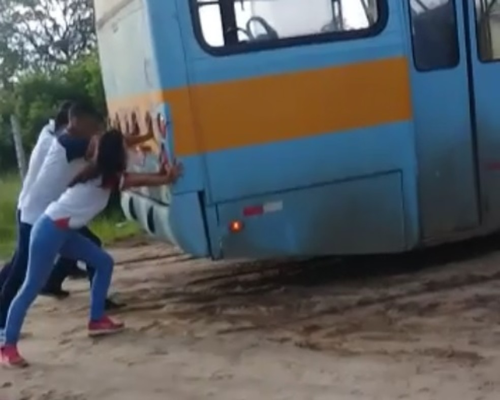 Estudantes de escola em Caucaia perdem aula após ônibus atolar — Foto: Reprodução