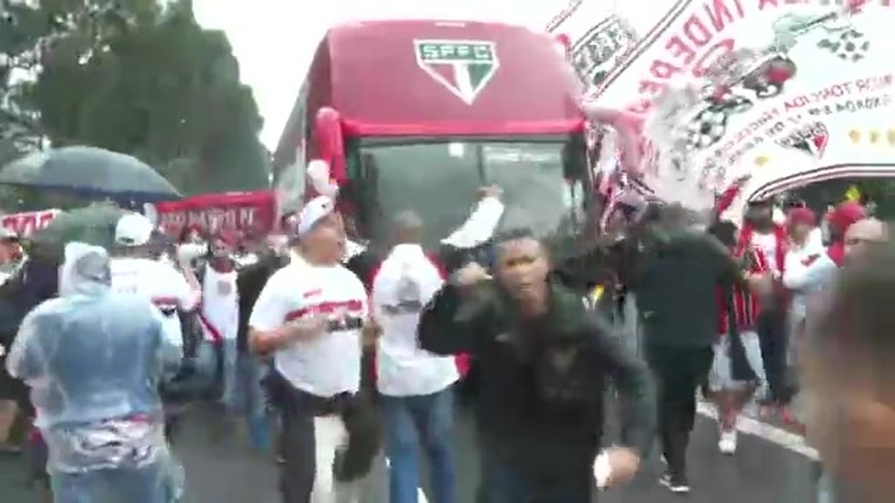 Partiu, Córdoba! Torcedores do São Paulo 'carregam' o ônibus na saída do CT