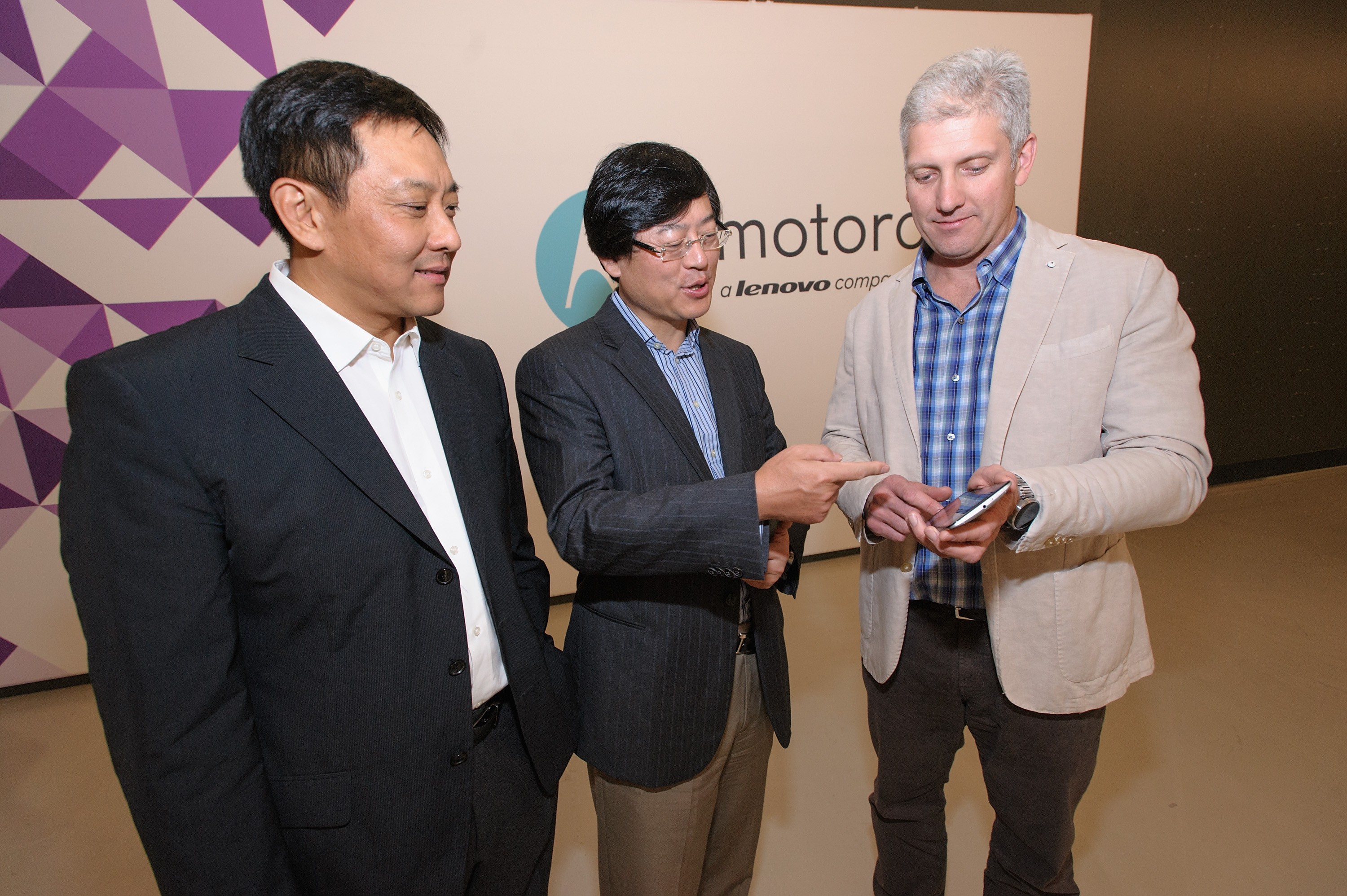 Executivos da Lenovo assistem apresentação de Rick Osterloh, chefe de operações da Motorola, no novo Nexus 6 (Foto: Divulgação)