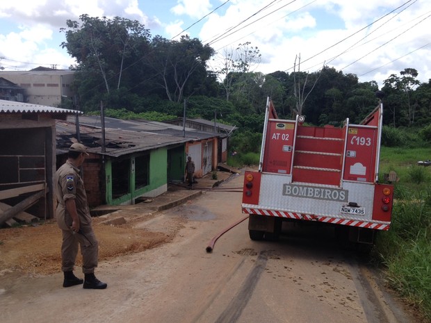 Corpo de Bombeiro utilizou sete mil litros de água para apagar o incêndio (Foto: Hosana Morais/G1) Corpo de Bombeiro utilizou sete mil litros de água para apagar o incêndio (Foto: Hosana Morais/G1)