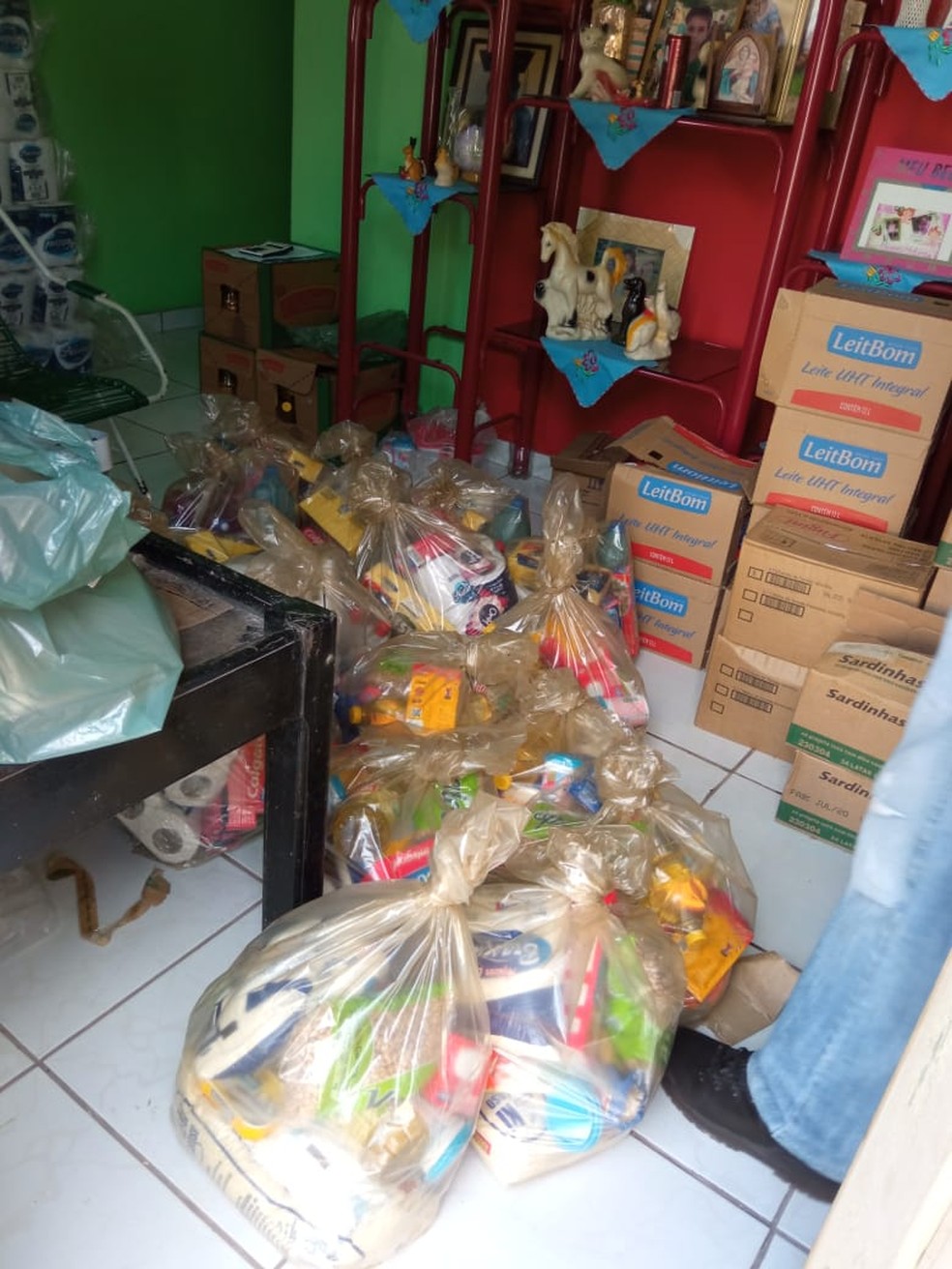 Alimentos também foram encontrados em uma casa — Foto: Divulgação