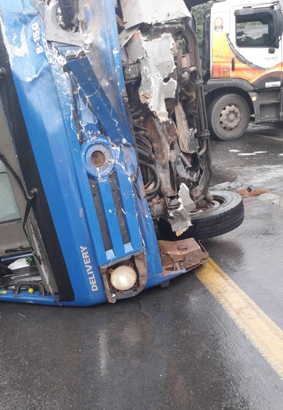 Motorista do caminhão e a esposa sofreram ferimentos leves — Foto: Corpo de Bombeiros/ Divulgação