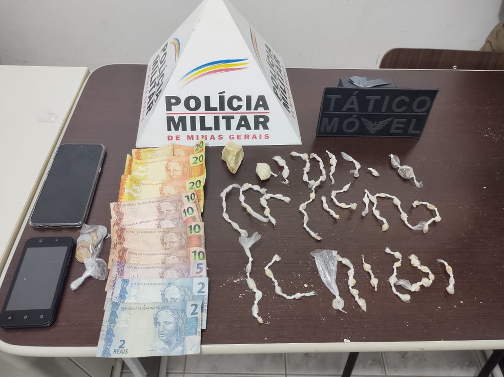 Material apreendido com os presos no bairro Boa Vista — Foto: Polícia Militar/Divulgação