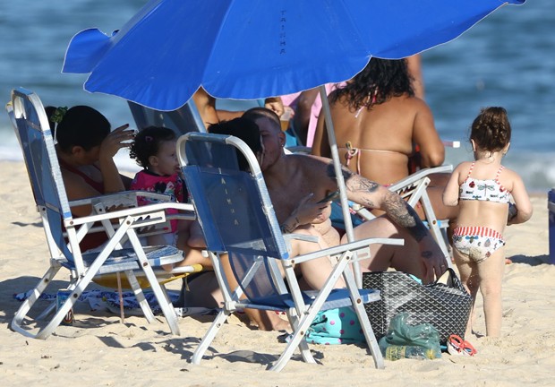 Ferrugem curte dia de praia com a família (Foto: AgNews)