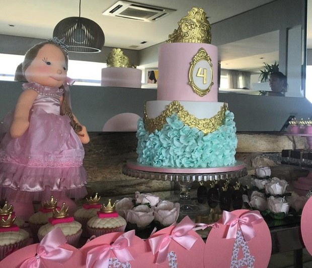 Bolo de aniversário de Maria Flor também segue o tema princesa (Foto: Reprodução/Instagram)