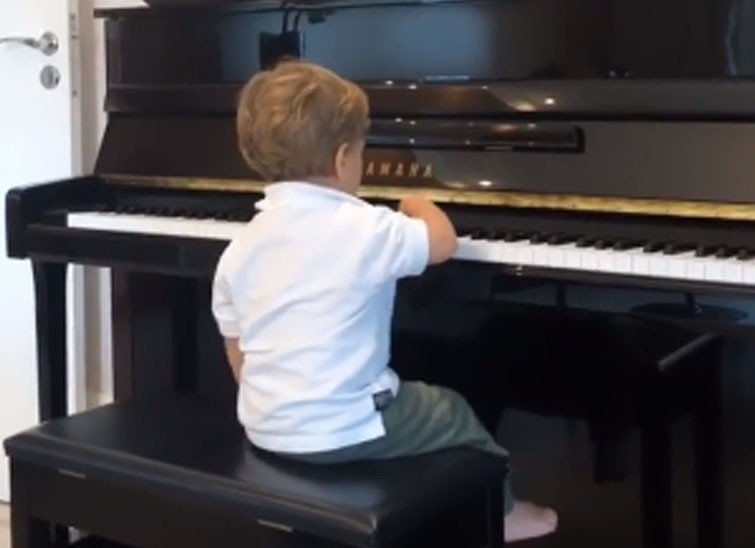 Theodoro Teló toca piano em casa (Foto: Instagram/Reprodução)
