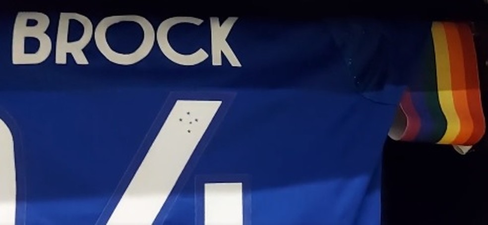 Camisa e braçadeira de Eduardo Brock, para jogo contra o CRB — Foto: Reprodução/ Cruzeiro
