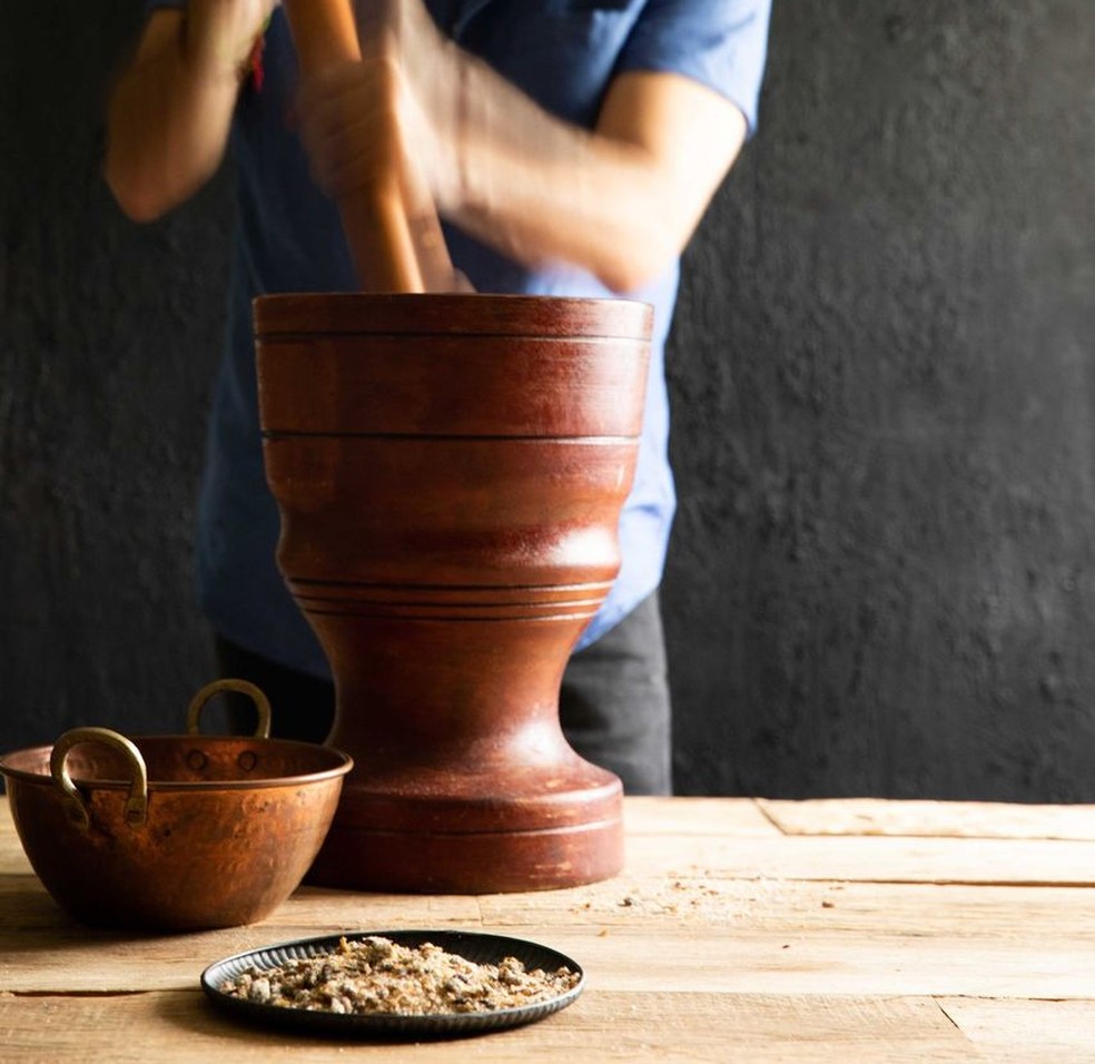 Paçoca de carne-seca é feita com temperos amassados no pilão. — Foto: Reprodução/LunaGarcia